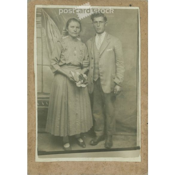 Full length photo of young couple, studio shot, laminated on cardboard. Original paper image of the turn of the century. (2791945)