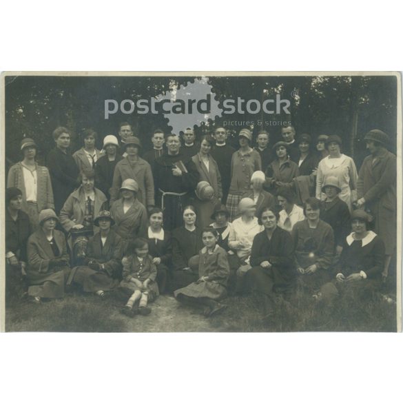 1926 – Group portrait outdoors of women, children and priests. Original paper image. (2791950)