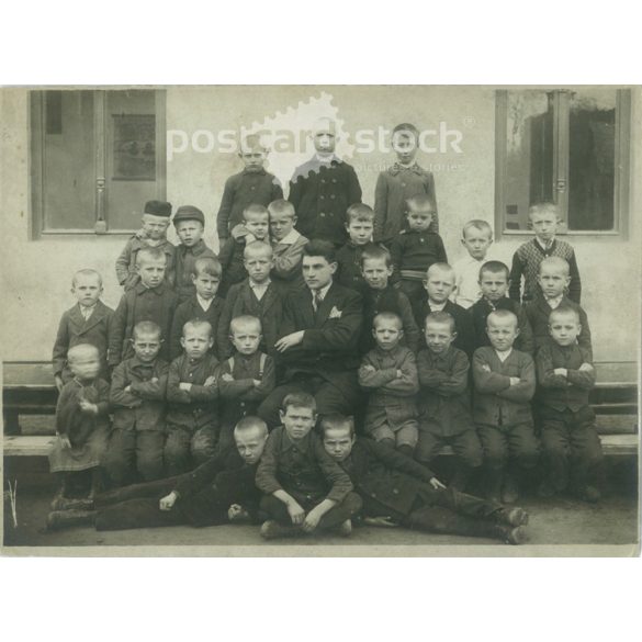 1927 – School class picture, full of small personalities. Original paper image. (2791951)