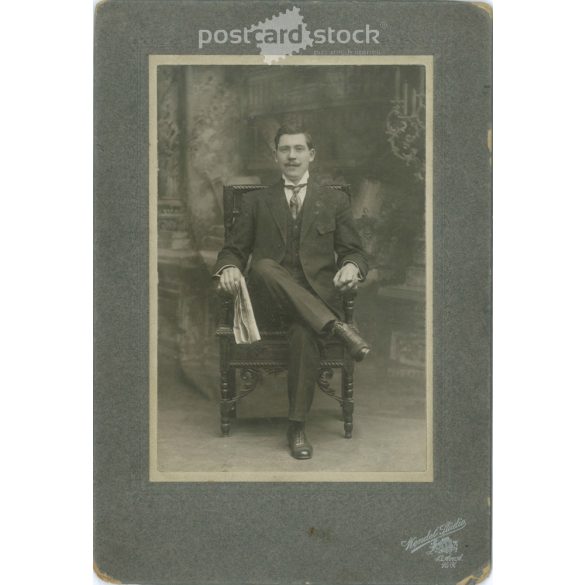 Studio photo of a talented young man in full length. New York. Cabinet photo / hardback photo / business card, CDV photo taken in Wendel’s photo studio. (2791952)