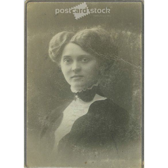 Cabinet photo taken in the photo studio of Károly Sellei in Újpest. Artistic portrait photo of young woman with exciting hairstyle and dress. Cabinet photo / hardback photo / business card, CDV photo. (2791962)