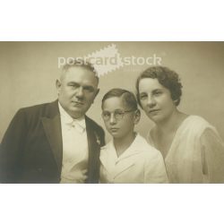   Photo of a middle-class family in the photography studio of Tauber Malvin, Üllői út. Original paper image. Around the 1920s. (2791967)