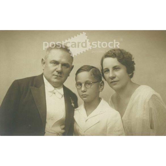 Photo of a middle-class family in the photography studio of Tauber Malvin, Üllői út. Original paper image. Around the 1920s. (2791967)