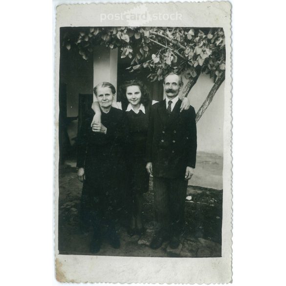 1945 – Photo taken in the studio of Lajos Tóth, a master photographer from the Földes. „Grandparents and grandchild.” A few months after the end of the war. Original paper image. Postcard, photo sheet. (2791969)