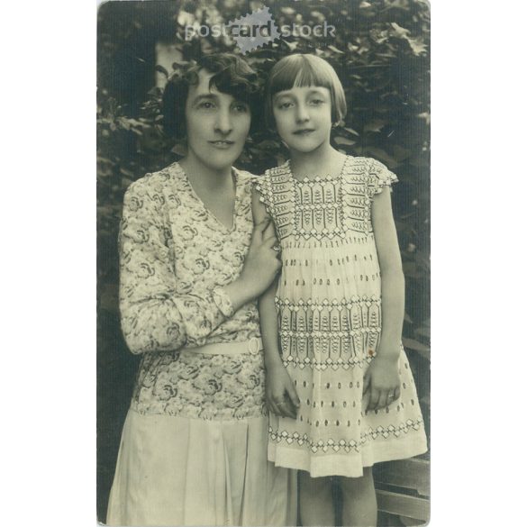 1933 – „Mother and daughter” photo in the garden. Original paper image. Postcard, photo sheet. (2791972) 