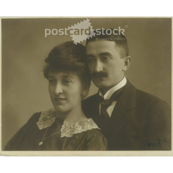 1924 – Studio photo of young couple. Original paper image. (2791987)