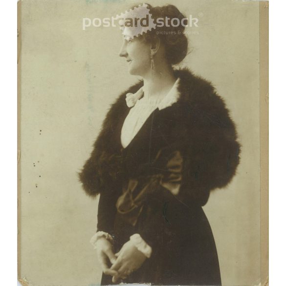 1916 – Cabinet photo taken in Strelisky’s photo studio. Budapest. Full length photo of young woman in elegant attire. Cabinet photo / hardback photo / business card, CDV photo. (2791988)