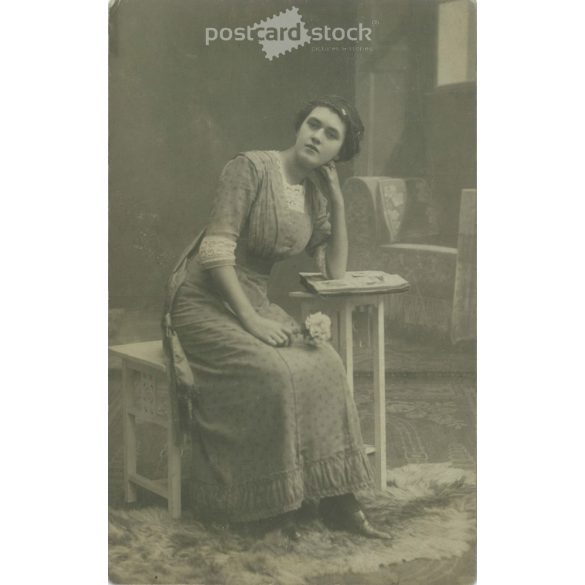 circa 1920 – Middle class young woman with flowers. Studio shot, photo sheet. (2791798)