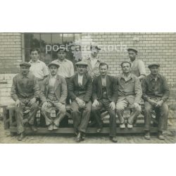   circa 1930 – Brigade photo in front of the workshop. Original paper image. Postcard, photo sheet. (2791995)