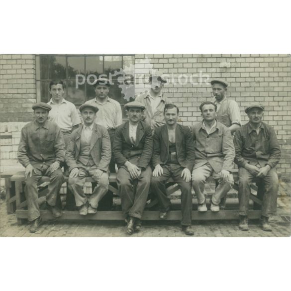 circa 1930 – Brigade photo in front of the workshop. Original paper image. Postcard, photo sheet. (2791995)