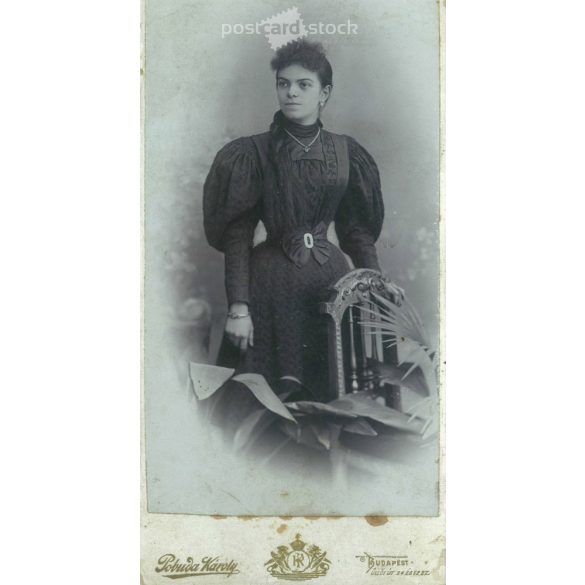 circa 1910 – Full-length cabinet photo taken in Károly Pobuda’s photography studio. Budapest. Talented young lady in bright elegant dress. Cabinet photo / hardback photo / business card, CDV photo. (2792000)