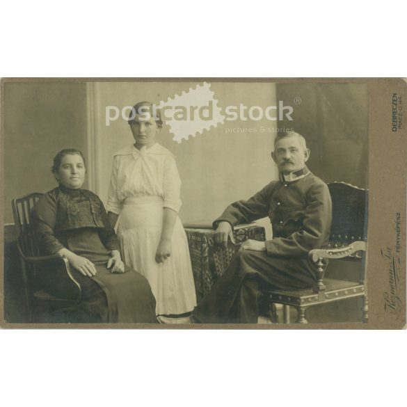 circa 1910 – Full-length family shot in the photography studio of Kozmann et al. Debrecen. Cabinet photo / hardback photo / business card, CDV photo. (2792002)