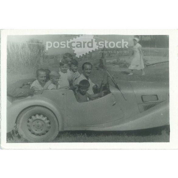 Sports car and fans. Original paper image from the 1930s. (2792009)