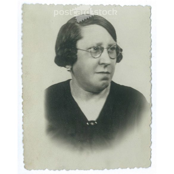 Portrait photo of a restrained conservative lady. Original small paper image. (2792012)