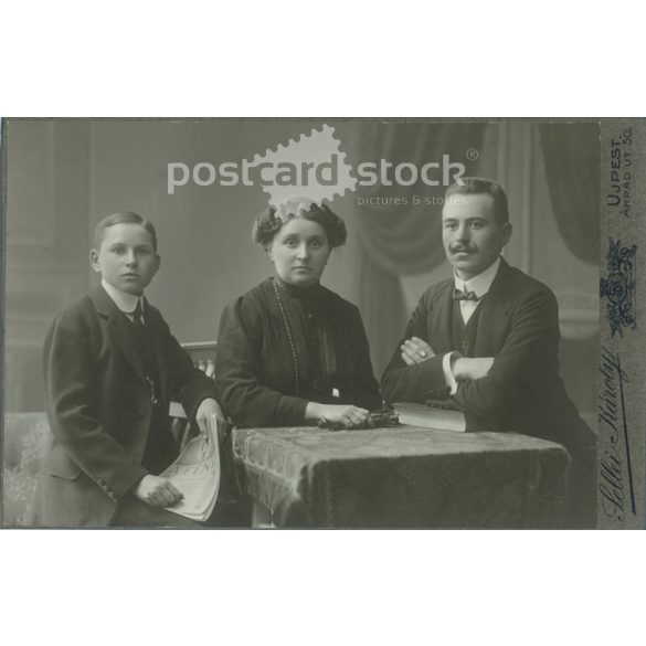 Károly Sellei Photography Studio, Hungary, Újpest. Family photo, studio shot. With very nice lights. Cabinet photo / hardback photo / business card, CDV photo. (2792038)