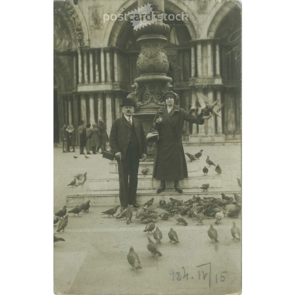 1924 – Venice. A couple feeding pigeons, the gentleman in a hat, with a walking stick. Black and white original paper image. Postcard, photo sheet. (2792039)