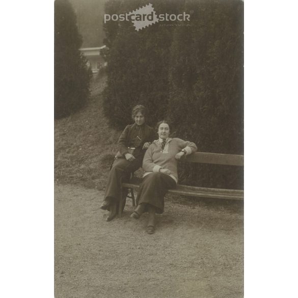 1913 – Ladies relaxing in a park. Original paper image. Postcard, photo sheet. (2792040)