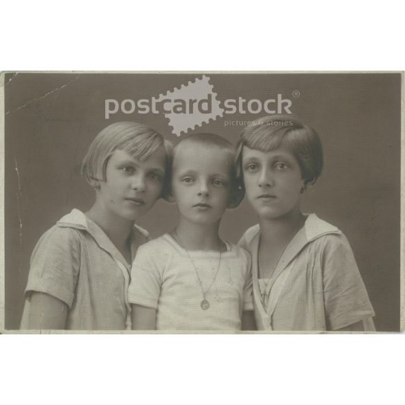 Recorded in Gyula Knöpfler’s studio. Half-length photo of brothers. Original paper image. Postcard, photo sheet. 1920s. (2792041)