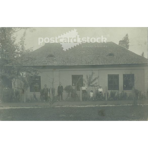 Street shoemaker Lajos Hegedűs and his family. Black and white photo sheet, postcard. (2792058)