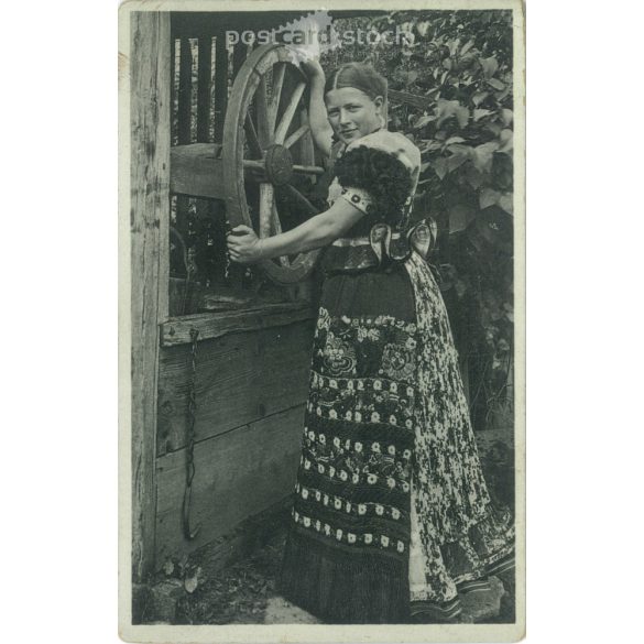 1931 – Mezőkövesdi folk costume. Black and white photo sheet, postcard. (2792097)