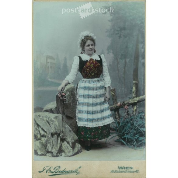 1902 – F.E. Bednarik photographic studio, Vienna. Full-length photo of a young woman in festive, folk attire. Colored cabinet photo / hardback photo / business card, CDV photo. (2792098)