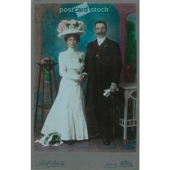 1902 – Adolf Pistecky photography studio, Vienna. Full-length wedding photo of a young couple. Colored cabinet photo / hardback photo / business card, CDV photo. (2792099)