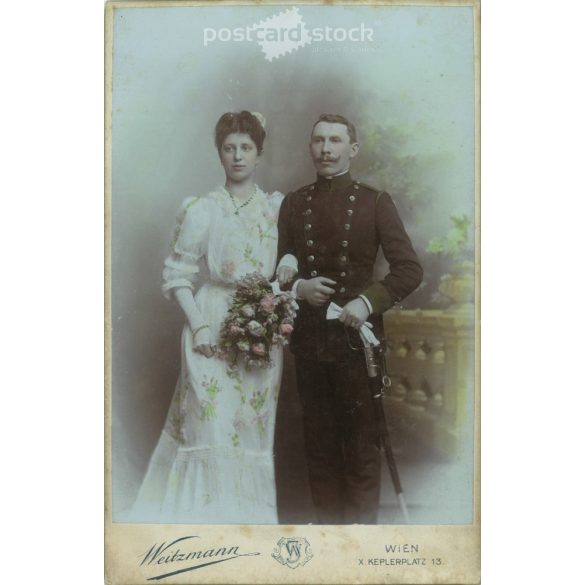 1905 – Weitzmann photographic studio, Vienna. Full-length wedding photo of a young couple. Colored cabinet photo / hardback photo / business card, CDV photo. (2792100)