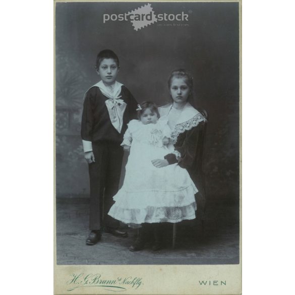 Early 1900s. H.G. Brunn’s photographic studio, Vienna. Full-length studio group photo. Brothers and sisters. Cabinet photo / hardback photo / business card, CDV photo. (2792104)