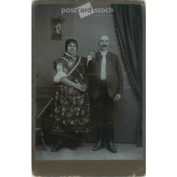 Early 1900s. Photographer Lajos Madarász, Pécs. Full-length studio photo of an elderly couple. Cabinet photo / hardback photo / business card, CDV photo. (2792107)