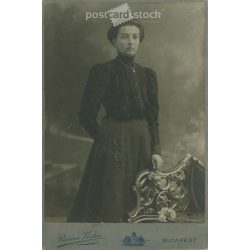   Early 1900s. Rasem Victor photography studio, Budapest. Full-length studio photo. Young woman in elegant clothes. Cabinet photo / hardback photo / business card, CDV photo. (2792108)