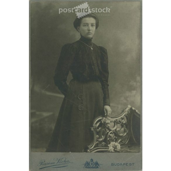 Early 1900s. Rasem Victor photography studio, Budapest. Full-length studio photo. Young woman in elegant clothes. Cabinet photo / hardback photo / business card, CDV photo. (2792108)