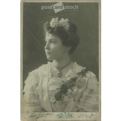   1908 – Gusztáv Matz photography studio, Igló and Poprád. Half-length studio photo. A young woman in fancy dress with an oval pendant around her neck. Cabinet photo / hardback photo / business card, CDV photo. (2792110)