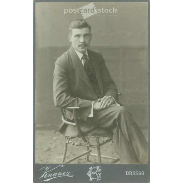 1908 – Knauer photography studio, Brasov. Full-length studio photo. Young man in elegant clothes sitting in a chair. Cabinet photo / hardback photo / business card, CDV photo. (2792116)