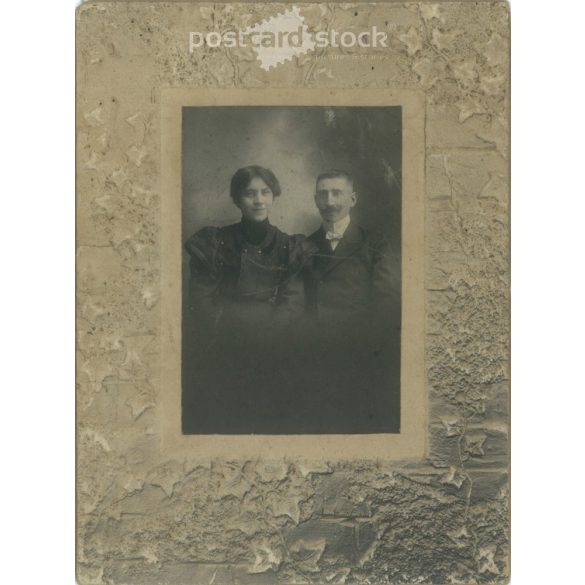 arly 1900s. Half-length photo of a young couple. Covered on rustic, embossed cardboard. Original paper image. (2792122)