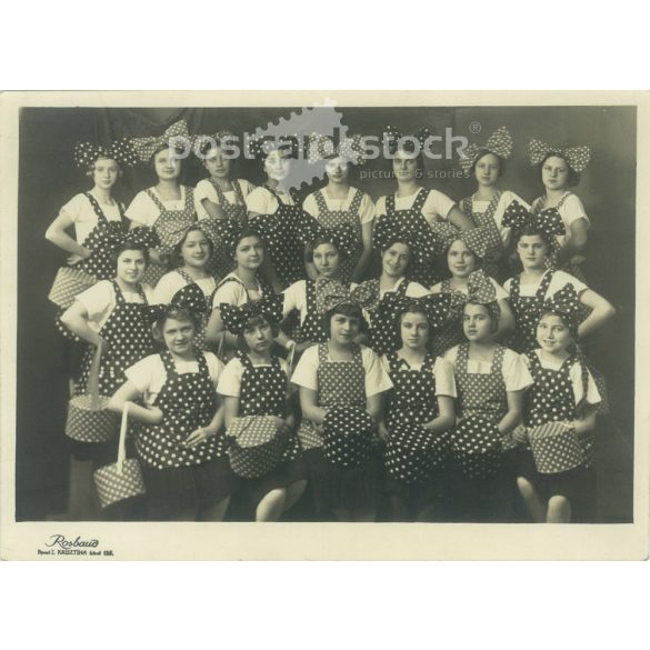 1930s. Rosbaud photography studio, Budapest. Complete studio photo, group photo. Young girls with bows and polka dots. Original paper image. (2792123)