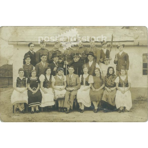 1910s – Village group portrait with soldiers. Black and white photo sheet, postcard. (2792129)