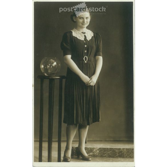 1940 – Full-length, studio photo of a young girl. Produced by Leon H. Fia’s photography studio. Black and white photo sheet, postcard. (2792133)