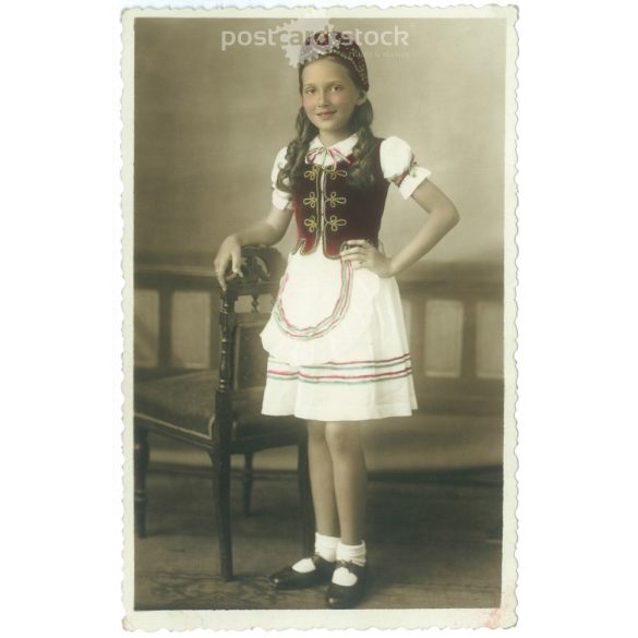 1920s. First Holy Communion girl, in Hungarian dress. Károlyi Photo Studio, Rákosszentmihály. Colored photo sheet, greeting card. (2792136)