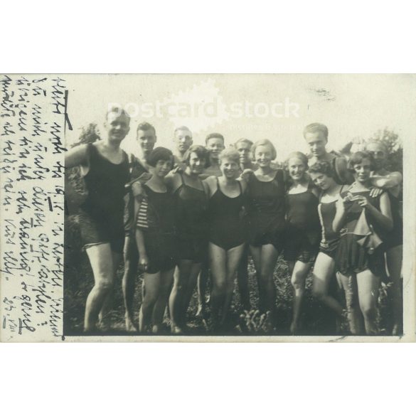 1919 – A group of young bathers. Black and white photo sheet, postcard. (2792145)