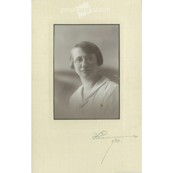 Studio Hunnia, portrait of a young woman. Black and white paper image, mounted on cardboard. (2792150)