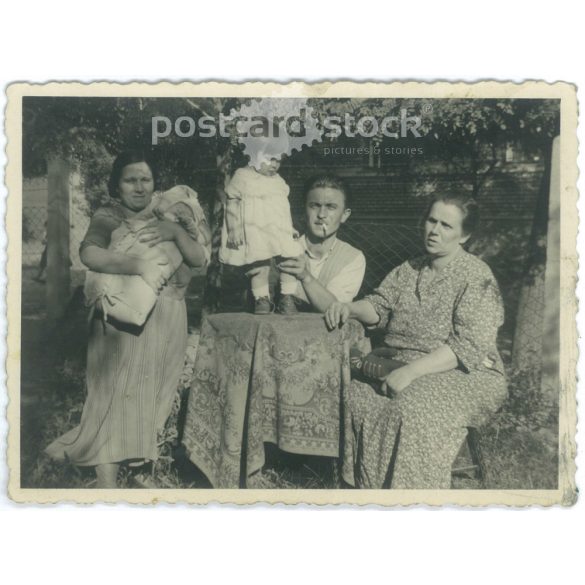 1940 – Rákospalota. Family idyll in the garden. (2792162)