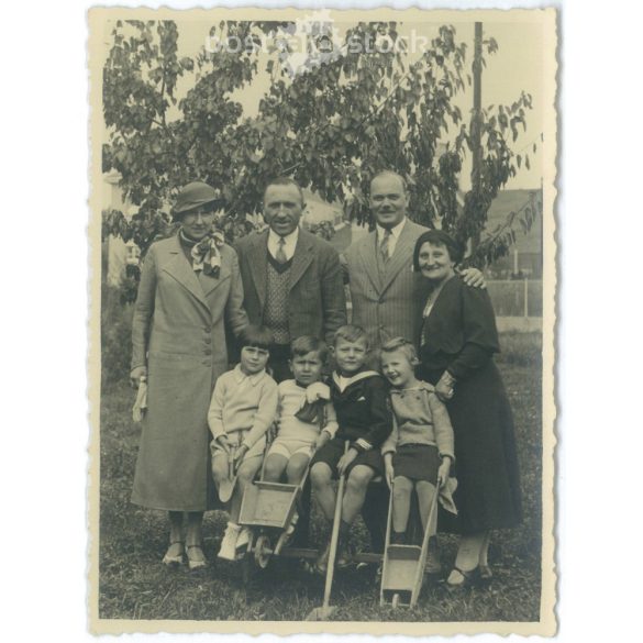 1933 – Three generations, the big family together. A garden photo where everyone is happy. (2792163)