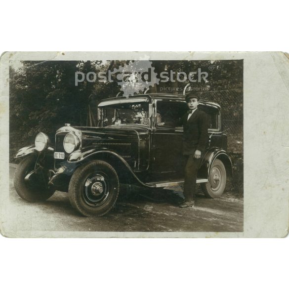 1931 – The car and its young driver. Sticker on the windshield: „Közúti Autobélyeg 1934”. Black and white photo sheet, postcard. (2792164)