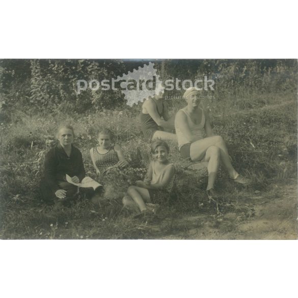 1950s. Family idyll outdoors. Black and white photo sheet, postcard. Cut. (2792167)