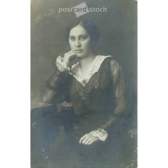 1916 – Photo of a young woman taken in the photography studio of Károly Zelesny, taken in Pécs. Black and white photo sheet, postcard. Gelatin silver. (2792168)