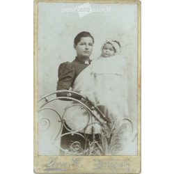   Early 1900s – Full-length studio photo of a young mother and her child. It was made by Leon H.’s photography studio in Budapest. Cabinet photo / hardback photo / business card, CDV photo. (2792173)