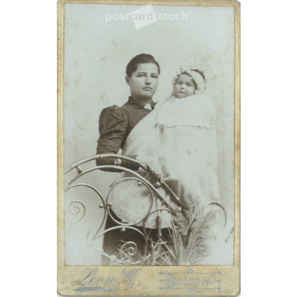 Early 1900s – Full-length studio photo of a young mother and her child. It was made by Leon H.’s photography studio in Budapest. Cabinet photo / hardback photo / business card, CDV photo. (2792173)