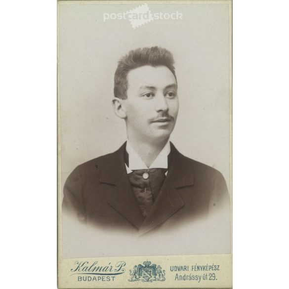 Early 1900s – Studio portrait of a young man. Produced by Péter Kalmár’s photography studio in Budapest. Cabinet photo / hardback photo / business card, CDV photo. (2792174)