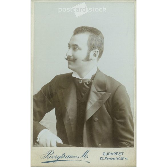 Early 1900s – Studio portrait of a young man. It was made by M. Bergtraun’s photography studio in Budapest. Cabinet photo / hardback photo / business card, CDV photo. (2792177)