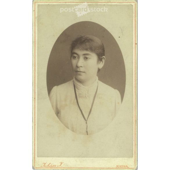 Early 1900s – Studio portrait of a young woman. Produced by the photography studio of József Juhász, Kassa. Cabinet photo / hardback photo / business card, CDV photo. (2792178)